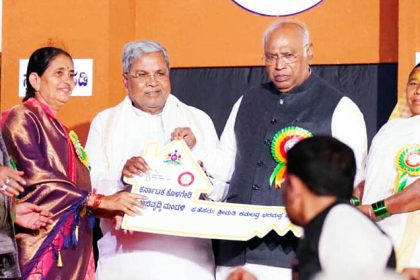 ಕೊಳೆಗೇರಿ ಜನರೂ ಮುಖ್ಯವಾಹಿನಿಗೆ ಬರಬೇಕು: ಸಿದ್ದರಾಮಯ್ಯ