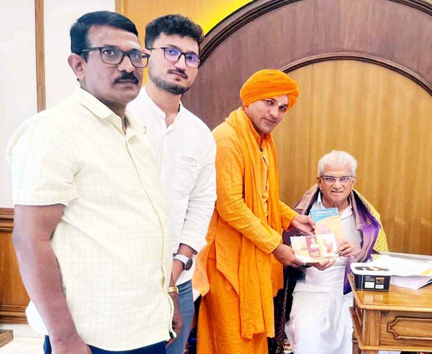 ಪಟ್ಟದ್ದೇವರ ಅಮೃತ ಮಹೋತ್ಸವ ಧರ್ಮಾಧಿಕಾರಿ ವೀರೇಂದ್ರ ಹೆಗ್ಗಡೆಗೆ ಆಹ್ವಾನ