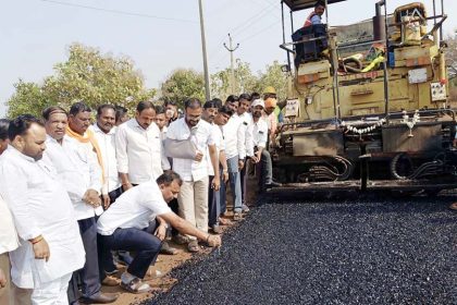 ತಗ್ಗು – ಗುಂಡಿ ರಸ್ತೆಯಿಂದ ಜನ ಹೈರಾಣ : ಕಮಠಾಣ -ಬಾವಗಿ ರಸ್ತೆ ಕಾಮಗಾರಿ ನಿಲ್ಲಿಸಿದ್ದು ಯಾರು?