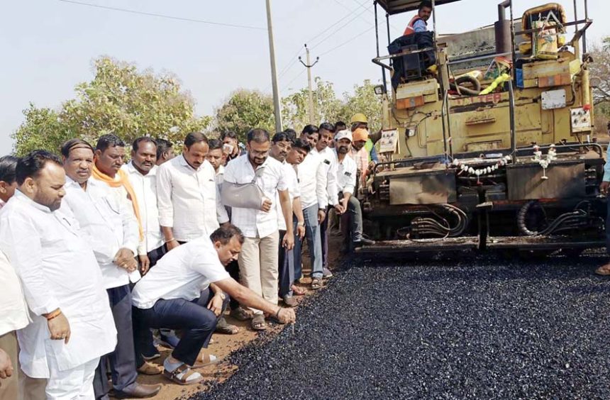 ತಗ್ಗು – ಗುಂಡಿ ರಸ್ತೆಯಿಂದ ಜನ ಹೈರಾಣ : ಕಮಠಾಣ -ಬಾವಗಿ ರಸ್ತೆ ಕಾಮಗಾರಿ ನಿಲ್ಲಿಸಿದ್ದು ಯಾರು?