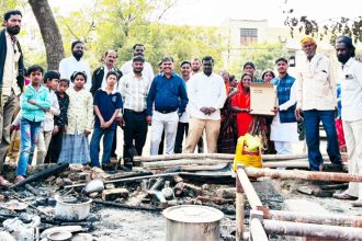 ಬೆಂಕಿಗಾಹುತಿಯಾದ ಗುಡಿಸಲು : ಸುಭಾಷ್ ಚಂದ್ರ ಭೋಸ್ ಸಂಘದಿಂದ ನೆರವು