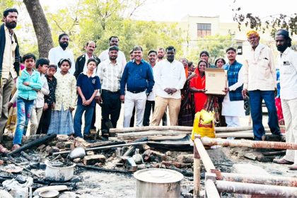 ಬೆಂಕಿಗಾಹುತಿಯಾದ ಗುಡಿಸಲು : ಸುಭಾಷ್ ಚಂದ್ರ ಭೋಸ್ ಸಂಘದಿಂದ ನೆರವು