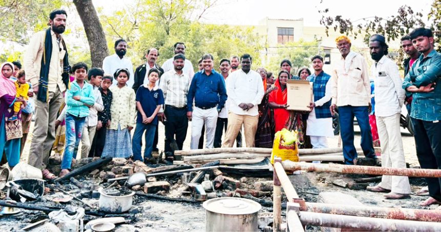 ಬೆಂಕಿಗಾಹುತಿಯಾದ ಗುಡಿಸಲು : ಸುಭಾಷ್ ಚಂದ್ರ ಭೋಸ್ ಸಂಘದಿಂದ ನೆರವು