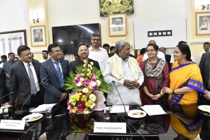 ಜನರಿಗೆ ಅವಶ್ಯವಿರುವ ಸರ್ಕಾರದ ಸೇವೆಗಳನ್ನು ವಿಳಂಬ ಮಾಡದೇ ಪೂರೈಸಿ-ಅಧಿಕಾರಿಗಳಿಗೆ ಸಿಎಂ ಕಿವಿಮಾತು  ರಾಜ್ಯ  ಅಭಿವೃದ್ಧಿಿಯತ್ತ ನಡೆಸಲು ಅಧಿಕಾರಿಗಳ ಸಹಕಾರ ಅಗತ್ಯ