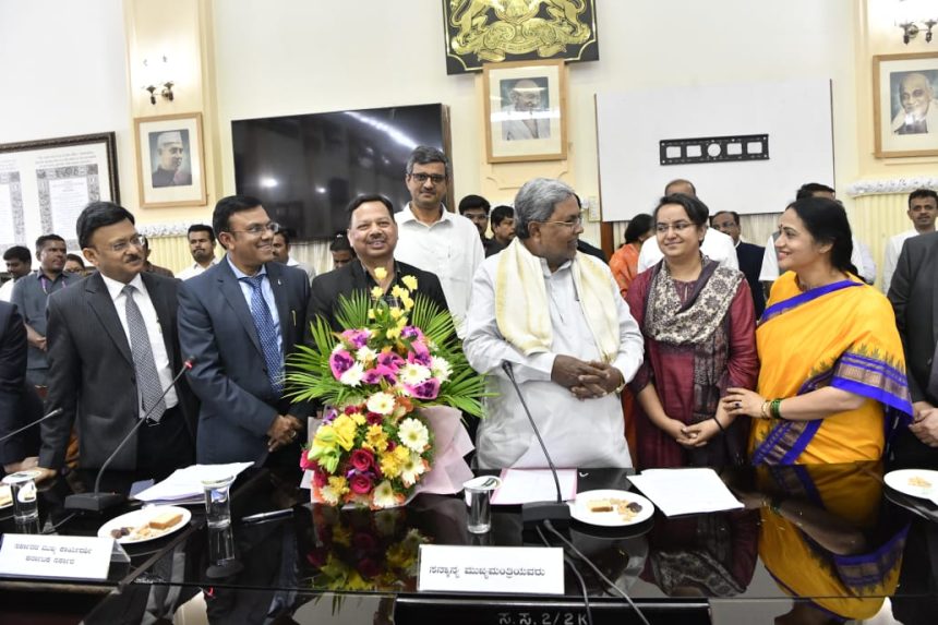 ಜನರಿಗೆ ಅವಶ್ಯವಿರುವ ಸರ್ಕಾರದ ಸೇವೆಗಳನ್ನು ವಿಳಂಬ ಮಾಡದೇ ಪೂರೈಸಿ-ಅಧಿಕಾರಿಗಳಿಗೆ ಸಿಎಂ ಕಿವಿಮಾತು  ರಾಜ್ಯ  ಅಭಿವೃದ್ಧಿಿಯತ್ತ ನಡೆಸಲು ಅಧಿಕಾರಿಗಳ ಸಹಕಾರ ಅಗತ್ಯ