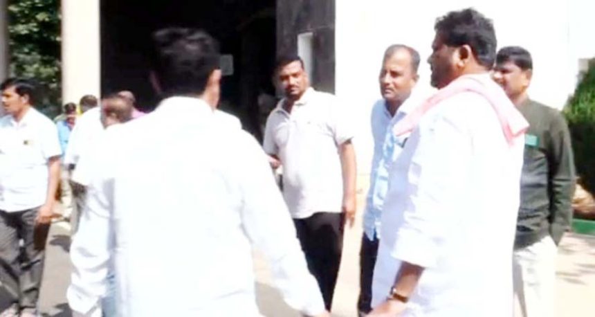 ವಿ.ಸೋಮಣ್ಣ ಕಾರ್ಯಕ್ರಮದಲ್ಲಿ ಗಲಾಟೆ ಸ್ವಯಂಪ್ರೇರಿತ ದೂರು ದಾಖಲಿಸಲು ಒತ್ತಾಯ