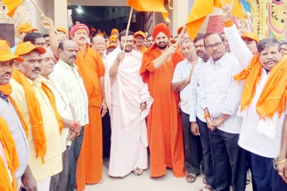 ಮಾನ್ವಿಯಿಂದ ಮಂತ್ರಾಲಯದ ರಾಯರ ಸನ್ನಿಧಾನಕ್ಕೆ ಪಾದಯಾತ್ರೆ, ಶ್ರೀಗಳಿಂದ ಚಾಲನೆ