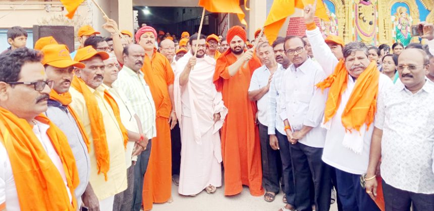 ಮಾನ್ವಿಯಿಂದ ಮಂತ್ರಾಲಯದ ರಾಯರ ಸನ್ನಿಧಾನಕ್ಕೆ ಪಾದಯಾತ್ರೆ, ಶ್ರೀಗಳಿಂದ ಚಾಲನೆ