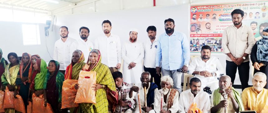 ಗಣರಾಜ್ಯೋತ್ಸವ ಅಂಗವಾಗಿ ಸರ್ವಧರ್ಮ ಟ್ರ್ಟ್ ನಿಂದ ವೃದ್ದರು, ವಿದ್ಯಾರ್ಥಿಗಳಿಗೆ ನೆರವು