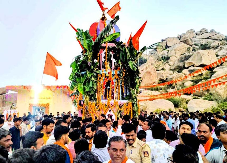ಮಾನ್ವಿ: ವಿಜೃಂಭಣೆಯಿಂದ ಜರುಗಿದ ಬೆಟ್ಟದ ಶ್ರೀ ಮಲ್ಲಿಕಾರ್ಜುನಸ್ವಾಮಿ ರಥೋತ್ಸವ