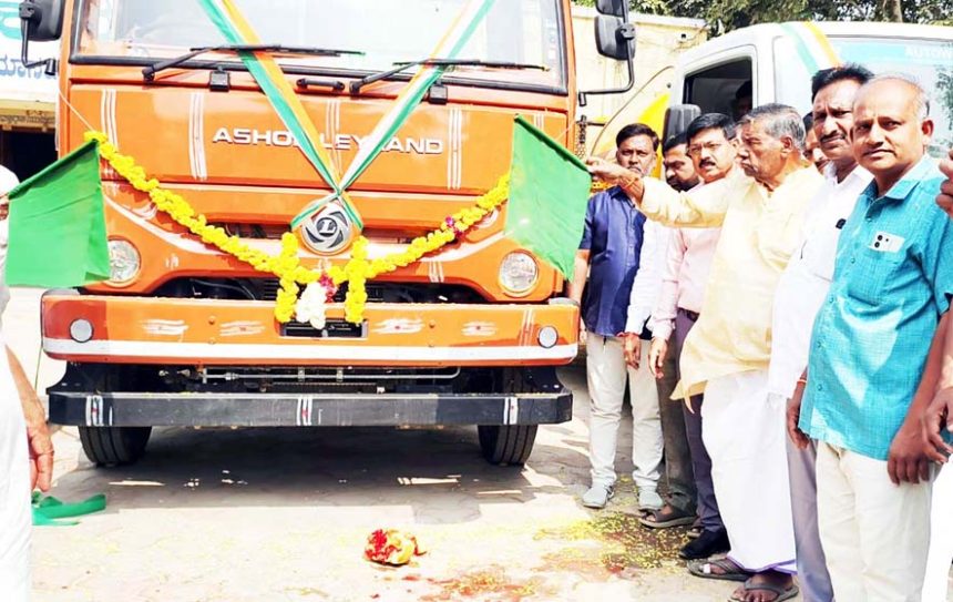 ಮಾನ್ವಿ : ಘನತ್ಯಾಾಜ್ಯ ವಿಲೇವಾರಿ ವಾಹನಗಳಿಗೆ ಶಾಸಕ ಹಂಪಯ್ಯ ನಾಯಕ ಚಾಲನೆ
