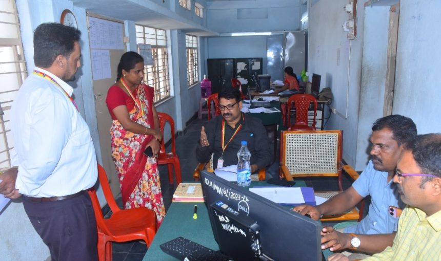 ಮಾನ್ವಿಿ: ಶಿಕ್ಷಣ ಇಲಾಖೆ, ಪುರಸಭೆ, ಭೂದಾಖಲೆ ಕಚೇರಿಗಳಿಗೆ ಲೋಕಾಯುಕ್ತ ಅಧಿಕಾರಿಗಳ ತಂಡ ಭೇಟಿ-ಪರಿಶೀಲನೆ