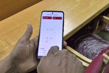 ಇನ್ಮುಂದೆ ಸರ್ಕಾರಿ ಶಾಲೆ ಶಿಕ್ಷಕರು, ಸಿಬ್ಬಂದಿಗೆ ಮೊಬೈಲ್ ಹಾಜರಾತಿ ಕಡ್ಡಾಾಯ  ಶಿಕ್ಷಕರು ದಿನದಲ್ಲಿ 7 ತಾಸು ಶಾಲೆಯಲ್ಲಿ ಇರುವುದು ಕಡ್ಡಾಾಯ