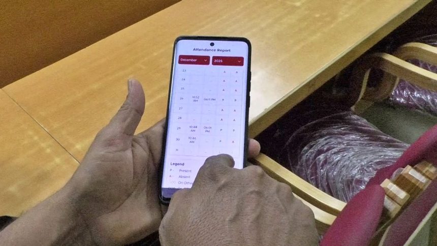 ಇನ್ಮುಂದೆ ಸರ್ಕಾರಿ ಶಾಲೆ ಶಿಕ್ಷಕರು, ಸಿಬ್ಬಂದಿಗೆ ಮೊಬೈಲ್ ಹಾಜರಾತಿ ಕಡ್ಡಾಾಯ  ಶಿಕ್ಷಕರು ದಿನದಲ್ಲಿ 7 ತಾಸು ಶಾಲೆಯಲ್ಲಿ ಇರುವುದು ಕಡ್ಡಾಾಯ