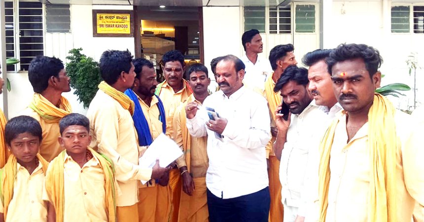 ಜಿ.ಪಂ ಸಿಇಓ ಬಳಿಗೆ ಶಿವಮಾಲಾಧಾರಿಗಳು ತುರುಕನಡೋಣಿಯಲ್ಲಿ ಕುಡಿಯುವ ನೀರು ಸಮಸ್ಯೆ ಬಗೆಹರಿಸಲು ಒತ್ತಾಯ