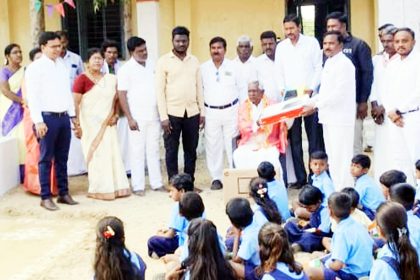 ಮಮದಾಪೂರ ಶಾಲೆಗೆ ಕಂಪ್ಯೂೂಟರ್ ಸಾಮಾಗ್ರಿ ದೇಣಿಗೆ