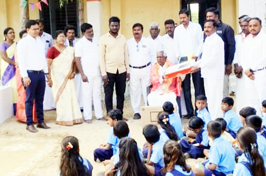 ಮಮದಾಪೂರ ಶಾಲೆಗೆ ಕಂಪ್ಯೂೂಟರ್ ಸಾಮಾಗ್ರಿ ದೇಣಿಗೆ