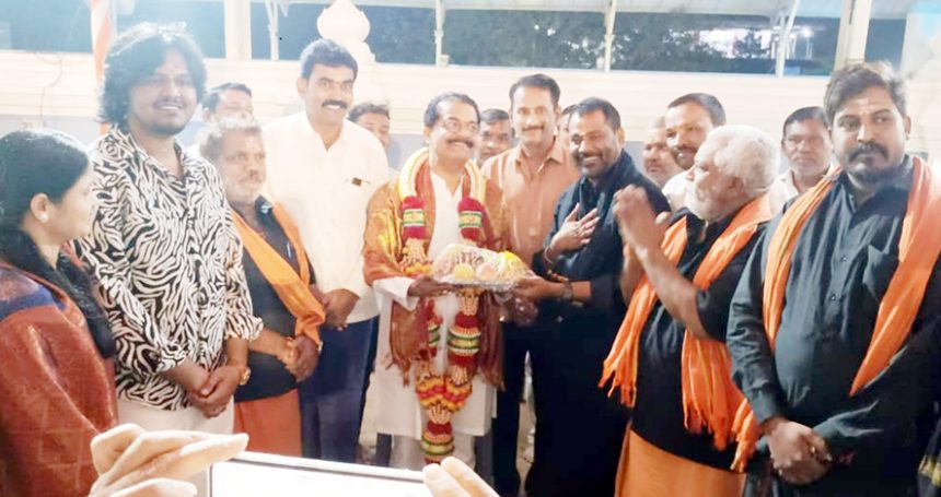 ಮಾಜಿ ಶಾಸಕ ತಿಪ್ಪರಾಜುರಿಂದ ಎಸ್‌ಆರ್ ರೆಡ್ಡಿಗೆ ಸನ್ಮಾನ