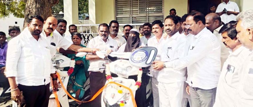 ಎಂಎಲ್‌ಸಿ ಅನುದಾನದಲ್ಲಿ ತ್ರಿಚಕ್ರ ವಾಹನ ವಿತರಣೆ