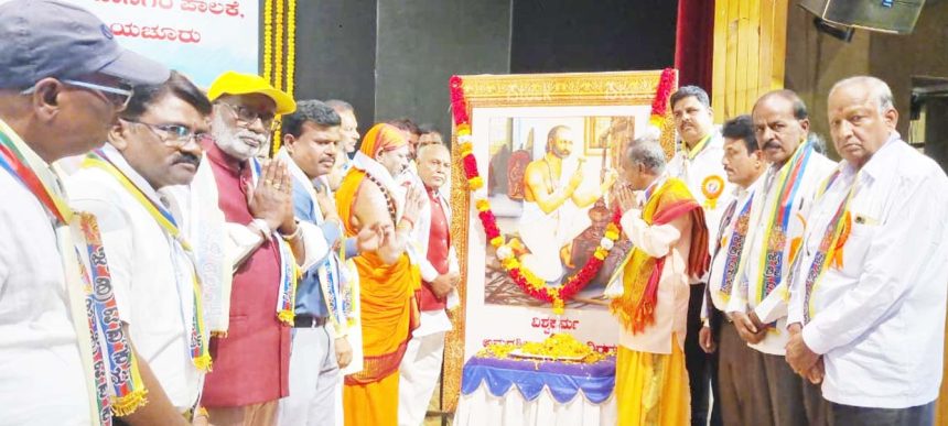 ಸಂಸ್ಮರಣಾ ದಿನಾಚರಣೆಯಲ್ಲಿ ತಹಶೀಲ್ದಾರ್ ಅಭಿಮತ ‘ಶಿಲ್ಪಕಲೆಗೆ ಜಕಣಾಚಾರಿ ಕೊಡುಗೆ ಅಪಾರ’