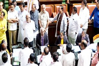 ಹಲವು ಮಂದಿ ಸಚಿವರು ಹಾಜರಾಗದ ಹಿನ್ನೆಲೆಯಲ್ಲಿ ವಿಪಕ್ಷಗಳ ಆಕ್ರೋಶ ಪ್ರತಿಭಟನೆ ಹಿನ್ನೆಲೆಯಲ್ಲಿ ತಡವಾಗಿ ಆರಂಭವಾದ ವಿಧಾನಮಂಡಲ ಕಲಾಪ