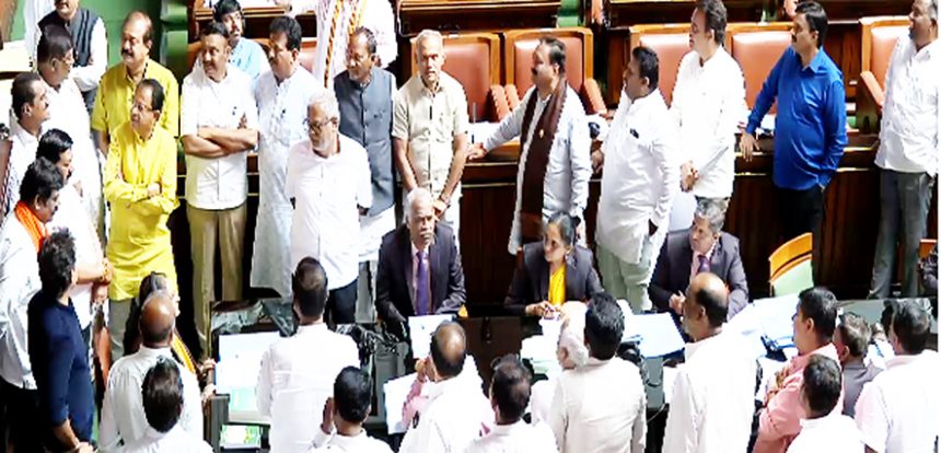 ಹಲವು ಮಂದಿ ಸಚಿವರು ಹಾಜರಾಗದ ಹಿನ್ನೆಲೆಯಲ್ಲಿ ವಿಪಕ್ಷಗಳ ಆಕ್ರೋಶ ಪ್ರತಿಭಟನೆ ಹಿನ್ನೆಲೆಯಲ್ಲಿ ತಡವಾಗಿ ಆರಂಭವಾದ ವಿಧಾನಮಂಡಲ ಕಲಾಪ