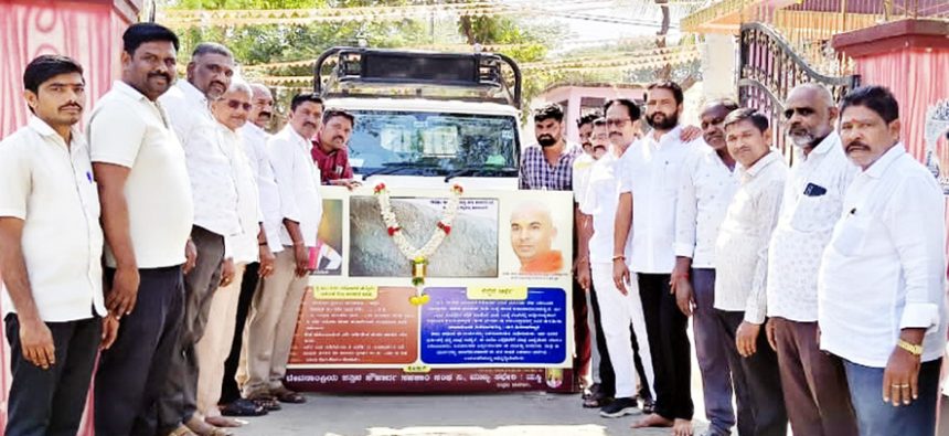 ತಿಂಥಿಣಿ ಕನಕಗುರು ಪೀಠಕ್ಕೆ 9 ಕ್ವಿಿಂಟಾಲ್ ಅಕ್ಕಿ ದೇಣಿಗೆ