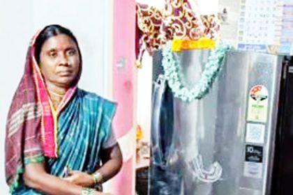 ಗೃಹಲಕ್ಷ್ಮಿ ಯೋಜನೆಯ ನೆರವಿನಿಂದ ಫ್ರಿ್ಜ್‌ಿ ಖರೀದಿಸಿದ ಉಪ್ಪಲದೊಡ್ಡಿ ಗ್ರಾಮದ ಗೃಹಿಣಿ