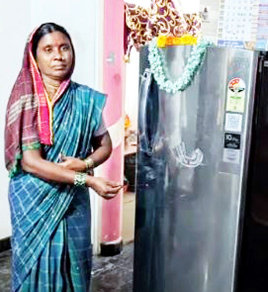 ಗೃಹಲಕ್ಷ್ಮಿ ಯೋಜನೆಯ ನೆರವಿನಿಂದ ಫ್ರಿ್ಜ್‌ಿ ಖರೀದಿಸಿದ ಉಪ್ಪಲದೊಡ್ಡಿ ಗ್ರಾಮದ ಗೃಹಿಣಿ