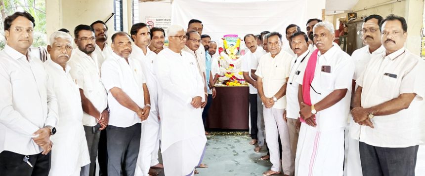 ತಾಲೂಕಾಡಳಿತದಿಂದ ವೇಮನ ಜಯಂತಿ ಆಚರಣೆ ಜಿಡ್ಡುಗಟ್ಟಿದ ಸಮಾಜಕ್ಕೆ ಚೈತನ್ಯ ನೀಡಿದ ವೇಮನ – ಬಾದರ್ಲಿ