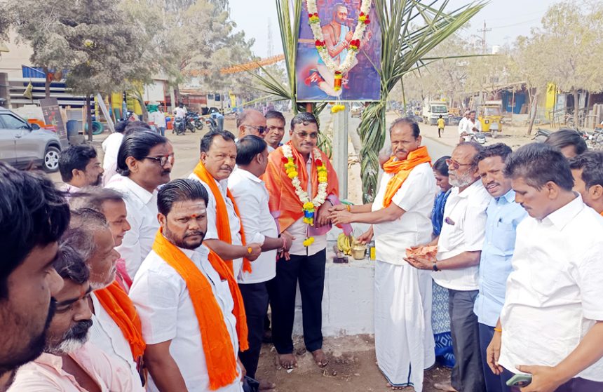 ಸಿರವಾರ: ಅಮರಶಿಲ್ಪಿ ಜಕಣಾಚಾರಿ ವೃತ್ತ ಉದ್ಘಾಟನೆ