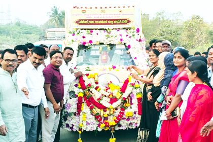 ಮುದಗಲ್ : ಜಿಲ್ಲಾ ಉತ್ಸವ ರಥಕ್ಕೆ ಅದ್ದೂರಿ ಸ್ವಾಾಗತ ; ಬೀಳ್ಕೊಡುಗೆ