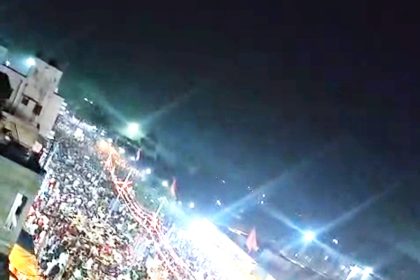 ರಾತ್ರಿಯಿಡೀ ಬೀದಿಯಲ್ಲಿ ಮಲಗಿದ ಭಕ್ತರು