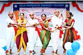 ವಾರಂಗಲ್ : ಜಾನಪದಕ್ಕೆ ಹೆಜ್ಜೆ ಹಾಕಿ ಗಮನ ಸೆಳೆದ ವಿದ್ಯಾರ್ಥಿನಿಯರು