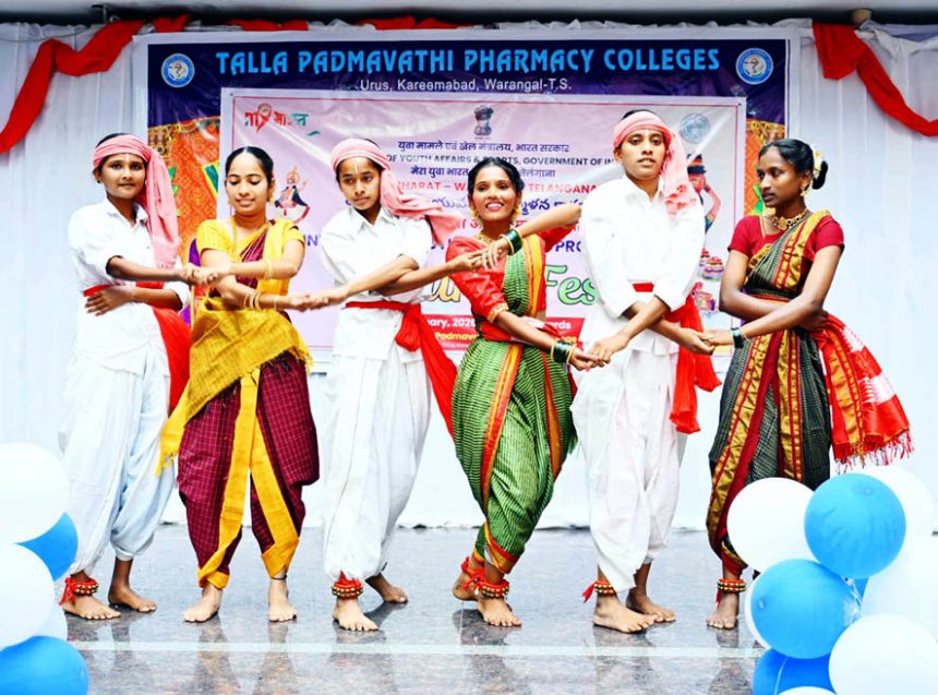 ವಾರಂಗಲ್ : ಜಾನಪದಕ್ಕೆ ಹೆಜ್ಜೆ ಹಾಕಿ ಗಮನ ಸೆಳೆದ ವಿದ್ಯಾರ್ಥಿನಿಯರು