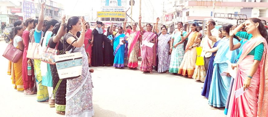 ಕೇಂದ್ರ ಬಜೆಟ್ ಪ್ರತಿ ಸುಟ್ಟು ಆಕ್ರೋಶ ಅಂಗನವಾಡಿ ಕಾರ್ಯಕರ್ತೆಯರ ಸಂಘದಿಂದ ಪ್ರತಿಭಟನೆ