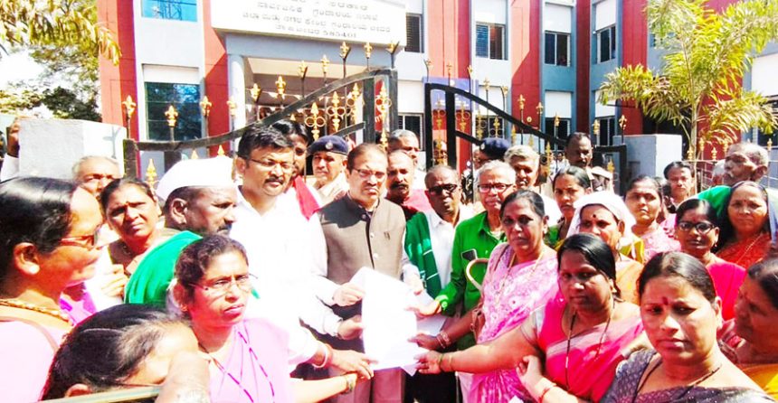 ರೈತರ – ಕಾರ್ಮಿಕರ ಬೇಡಿಕೆ ಈಡೇರಿಕೆಗೆ ಆಗ್ರಹಿಸಿ ಪ್ರತಿಭಟನೆ