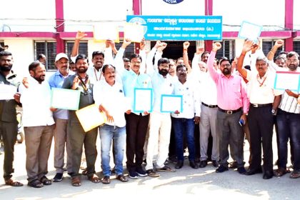 ವಿದ್ಯುತ್ ನೌಕರರ ಪ್ರತಿಭಟನೆ ವಿದ್ಯುತ್ ಖಾಸಗೀಕರಣ ವಿರೋಧಿಸಿ ಪ್ರತಿಭಟನೆ