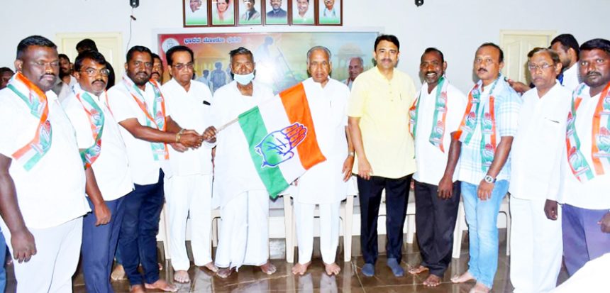 ಮಾನ್ವಿ : ಬಿಜೆಪಿಯ ಅರುಣ್ ಚಂದಾ ಸೇರಿದಂತೆ ಅನೇಕರು ಕಾಂಗ್ರೆಸ್ ಪಕ್ಷಕ್ಕೆ ಸೇರ್ಪಡೆ
