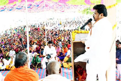 ಗಾರಲದಿನ್ನಿಯಲ್ಲಿ ಉಚಿತ ಸಾಮೂಹಿಕ ವಿವಾಹ ಆರ್ಥಿಕ ಹೊರೆ ತಗ್ಗಿಸಲು ಸಾಮೂಹಿಕ ವಿವಾಹಗಳೆ ಸೂಕ್ತ – ದದ್ದಲ್