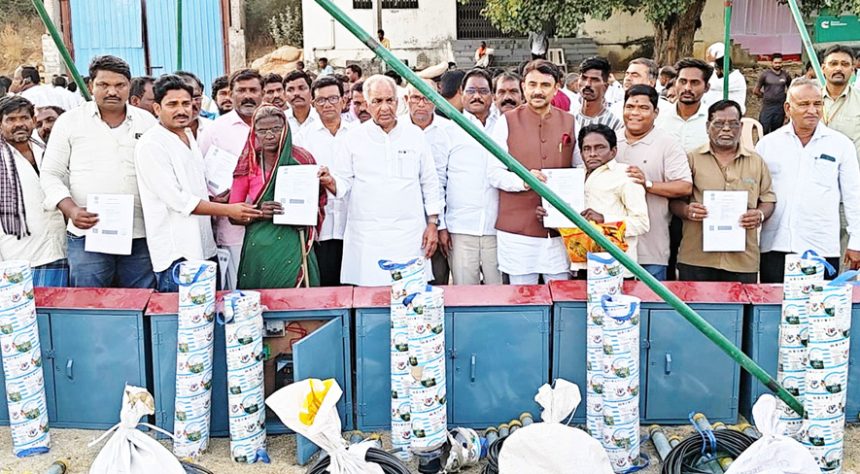 14 ಹಳ್ಳಿಗಳ ಲಾನುಭವಿಗಳಿಗೆ ಮೋಟಾರ್‌ಪಂಪು ವಿತರಿಸಿದ ಸಚಿವ ಎನ್‌ಎಸ್ ಬೋಸರಾಜು ‘ಸರ್ಕಾರದ ಯೋಜನೆ ಸದುಪಯೋಗ ಪಡೆದುಕೊಳ್ಳಬೇಕು’