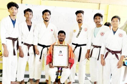 ಮಾನ್ವಿ : ಕರಾಟೆ ಶಿಕ್ಷಕ ದೇವರಾಜ ನಕ್ಕುಂದಿ ಇವರಿಗೆ ಸ್ವರಕ್ಷಣಾ ಸಾರಥಿ ಪ್ರಶಸ್ತಿ