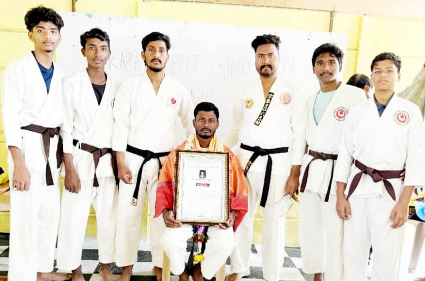 ಮಾನ್ವಿ : ಕರಾಟೆ ಶಿಕ್ಷಕ ದೇವರಾಜ ನಕ್ಕುಂದಿ ಇವರಿಗೆ ಸ್ವರಕ್ಷಣಾ ಸಾರಥಿ ಪ್ರಶಸ್ತಿ