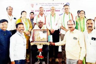 ಪಟ್ಟಣ ಸಹಕಾರ ಬ್ಯಾಾಂಕ್ ಮಹಾಮಂಡಳದ ನಿರ್ದೇಶಕರಿಗೆ ಡಿ.ಎಚ್.ಓ ಸನ್ಮಾನ ಗೆಳೆಯರ ಬಳಗದ ಬೆಂಬಲ, ನೌಕರರೊಂದಿಗಿನ ಒಳ್ಳೆಯ ಒಡನಾಟದಿಂದ ಉನ್ನತ ಸ್ಥಾನಮಾನ