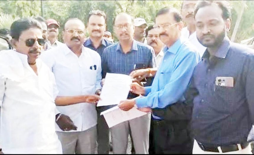 ಆರ್‌ಟಿಪಿಎಸ್ ಗುತ್ತಿಗೆ ಕಾರ್ಮಿಕರ ಸಂಘದಿಂದ 15 ದಿನ ಗಡವು ಸೇವೆ ಖಾಯಂ, ವೇತನ ಪರಿಷ್ಕರಣೆಗೆ ಆಗ್ರಹ