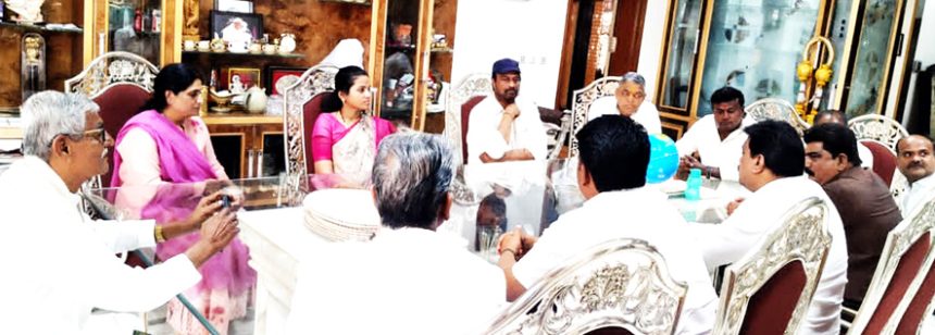 ಬೆಂಗಳೂರಿನ ಬಿಜೆಪಿ ಶಾಸಕ ಭೈರತಿ ಬಸವರಾಜ ನಿವಾಸಕ್ಕೆೆ ಮಾಜಿ ಸಂಸದ ಕೆ.ವಿರೂಪಾಕ್ಷಪ್ಪ ಭೇಟಿ