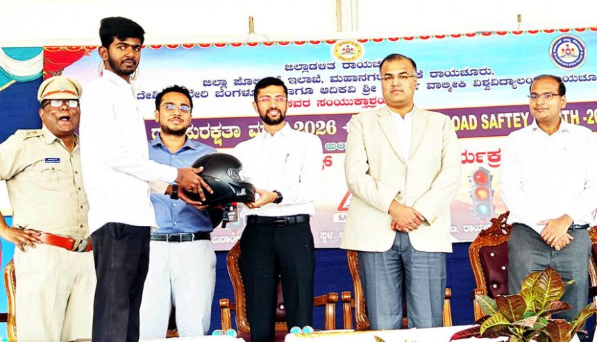ಕಾಲೇಜು ವಿದ್ಯಾರ್ಥಿಗಳಿಗೆ ಉಚಿತ ಹೆಲ್ಮೆಟ್ ವಿತರಣೆ ವಿದ್ಯಾರ್ಥಿಗಳು ಸಂಚಾರ ನಿಯಮ ಪಾಲಿಸಿ, ತಿಳಿಸಿ – ಕೆ.ನಿತೀಶ್