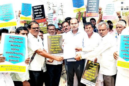 ರಾಷ್ಟ್ರೀಯ ಹೆದ್ದಾರಿ ಪಕ್ಕದ ಜಮೀನುಗಳಿಗೆ ಹೋಗಲು ದಾರಿ ಮಾಡಿಕೊಡಲು ಆಗ್ರಹ