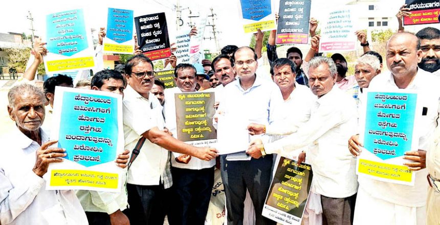 ರಾಷ್ಟ್ರೀಯ ಹೆದ್ದಾರಿ ಪಕ್ಕದ ಜಮೀನುಗಳಿಗೆ ಹೋಗಲು ದಾರಿ ಮಾಡಿಕೊಡಲು ಆಗ್ರಹ