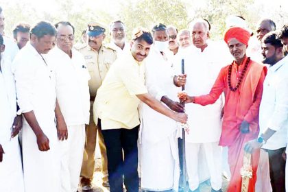 ಕರೇಗುಡ್ಡ ಮಠದ ಆವರಣದಲ್ಲಿ 40 ಲಕ್ಷ ರೂ.ವೆಚ್ಚದ ಸಮುದಾಯ ಭವನ ನಿರ್ಮಾಣ ಕಾಮಗಾರಿಗೆ ಸಚಿವರಿಂದ ಚಾಲನೆ